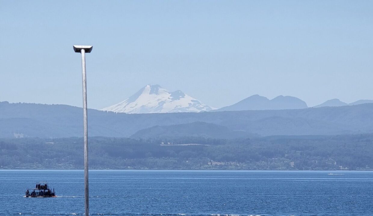 Terraza-grande-vista-volcan-scaled